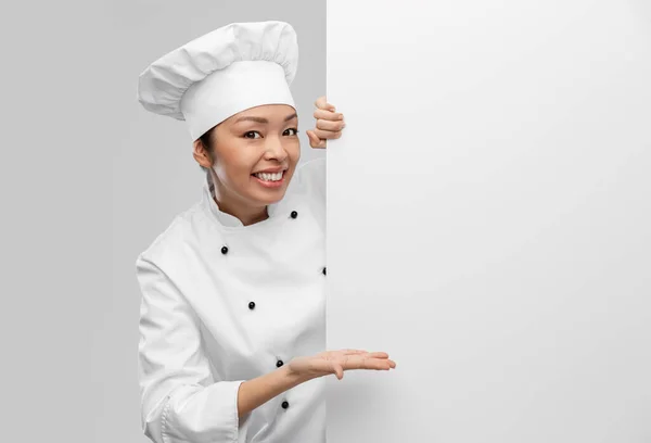 Lächelnde Köchin mit weißem Brett — Stockfoto
