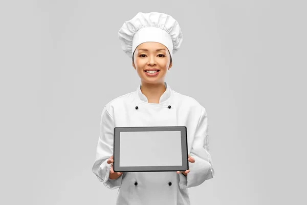 Glimlachende vrouwelijke chef tonen tablet pc computer — Stockfoto