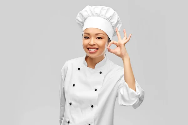 Gelukkig glimlachende vrouwelijke chef tonen ok hand teken — Stockfoto