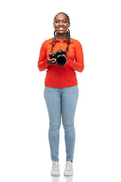 Ευτυχισμένη γυναίκα με ψηφιακή φωτογραφική μηχανή — Φωτογραφία Αρχείου