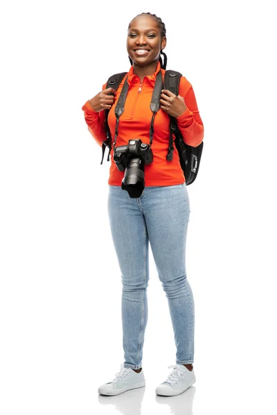 Mosolygós nő digitális fényképezőgéppel és hátizsákkal — Stock Fotó