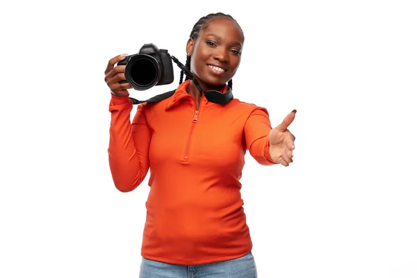 Ευτυχισμένη γυναίκα με φωτογραφική μηχανή δίνει το χέρι για χειραψία — Φωτογραφία Αρχείου