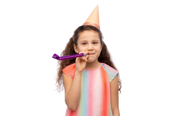 戴着生日宴会礼帽，头戴鼓风机的微笑女孩 — 图库照片