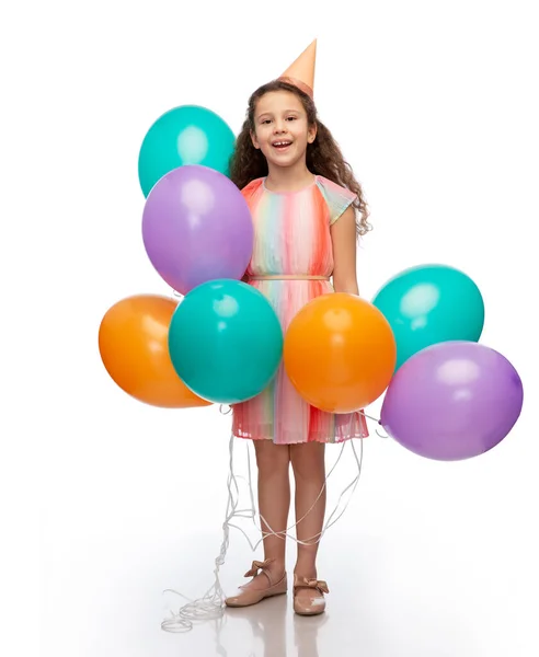 幸せな女の子で誕生日パーティーの帽子と風船 — ストック写真