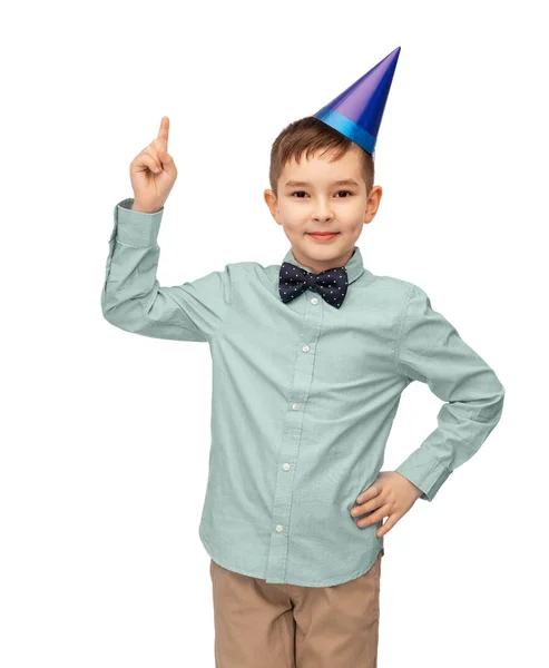 Lächelnder kleiner Junge mit Geburtstagshut — Stockfoto
