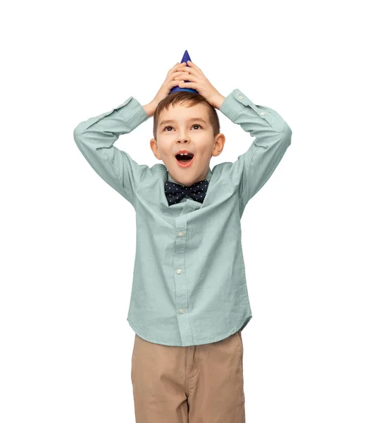 Menino feliz segurando seu chapéu de festa de aniversário — Fotografia de Stock