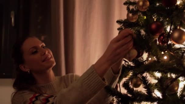 Feliz árbol de Navidad de la decoración de la familia en casa — Vídeos de Stock