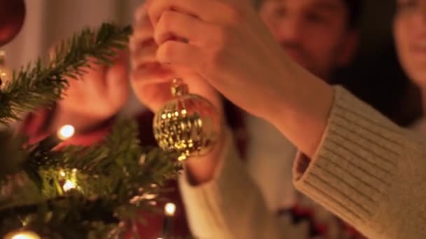 Ευτυχισμένο ζευγάρι διακόσμηση χριστουγεννιάτικο δέντρο στο σπίτι — Αρχείο Βίντεο