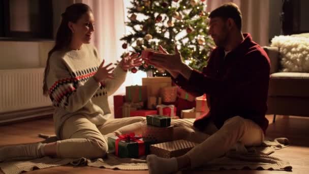 Mutlu çift ve evde Noel hediyeleri. — Stok video