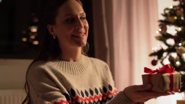 Щаслива пара з різдвяними подарунками вдома — стокове відео