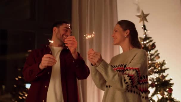 Ευτυχισμένο ζευγάρι με σπίθες τα Χριστούγεννα στο σπίτι — Αρχείο Βίντεο