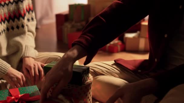 Ευτυχισμένο ζευγάρι με χριστουγεννιάτικα δώρα στο σπίτι — Αρχείο Βίντεο