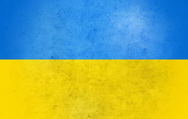 Betonnen muur geschilderd in kleuren van de vlag van ukraine — Stockfoto