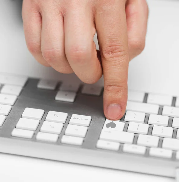 Botão de pressão da mão com coração no teclado branco — Fotografia de Stock