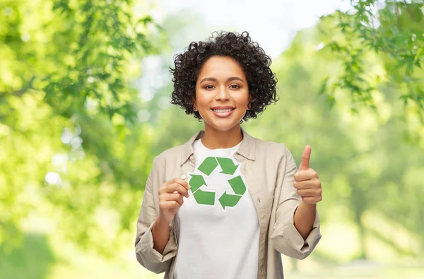 Mulher feliz segurando sinal de reciclagem verde — Fotografia de Stock