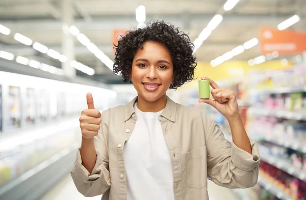 Mosolygós nő alkáli akkumulátor a szupermarketben — Stock Fotó