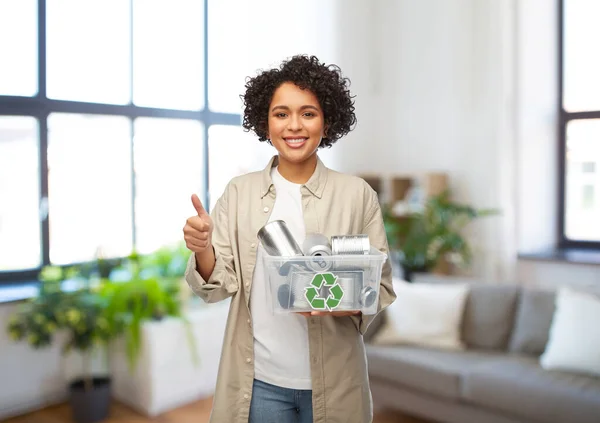 Feliz sorrindo mulher classificando resíduos metálicos — Fotografia de Stock