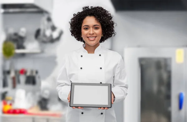 Glimlachende vrouwelijke chef-kok tonen tablet pc op keuken — Stockfoto