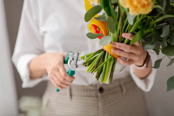 Primo piano di donna che organizza fiori a studio — Foto Stock