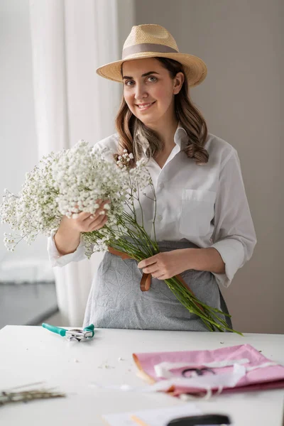 Donna felice con fiori di gypsophila in studio — Foto Stock