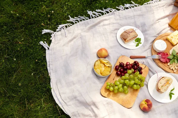 Zblízka jídlo nebo občerstvení na piknik v zahradě — Stock fotografie