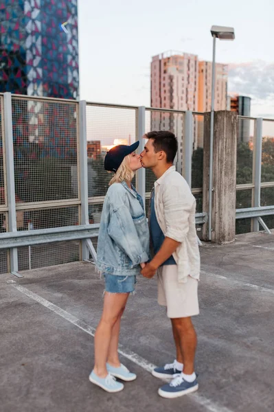 Feliz pareja besándose en la azotea aparcamiento de la ciudad — Foto de Stock