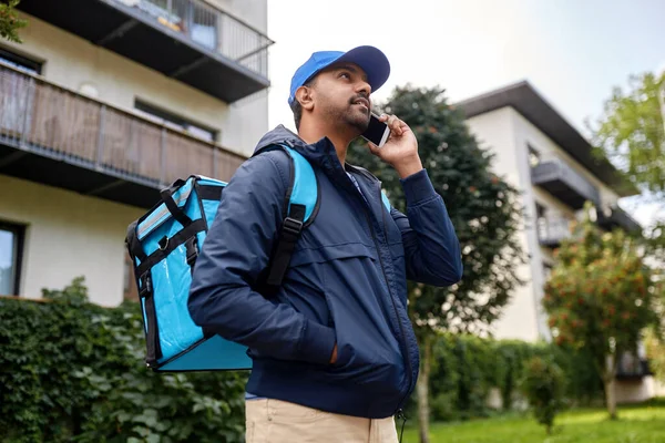 Indischer Zusteller mit Tasche telefoniert auf Smartphone — Stockfoto