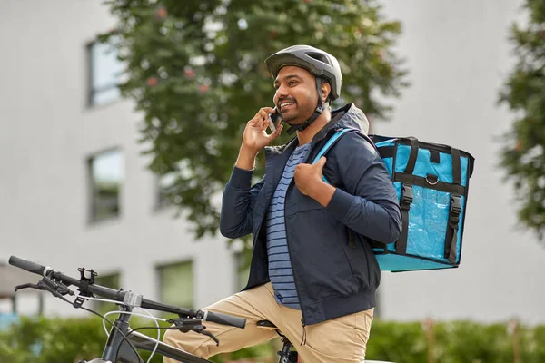 Hombre de entrega de alimentos con bolsa de llamada en el teléfono inteligente —  Fotos de Stock