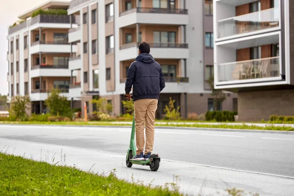 Man rijden elektrische scooter in de stad — Stockfoto