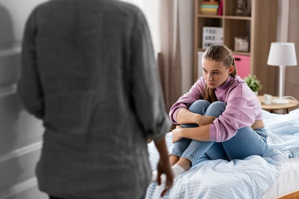 Madre e hija triste sentada en la cama en casa —  Fotos de Stock