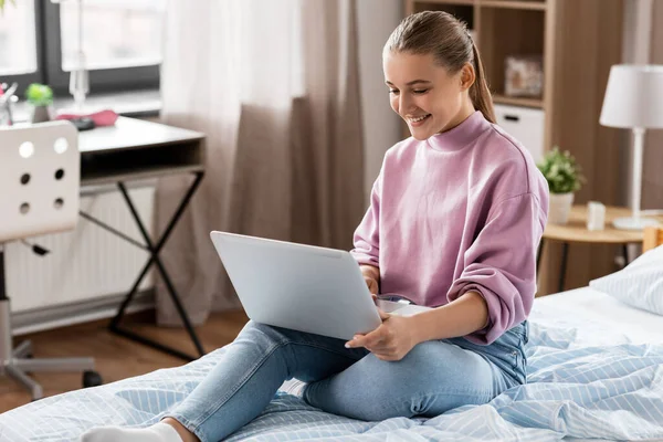 Estudiante chica con ordenador portátil aprendizaje en casa — Foto de Stock