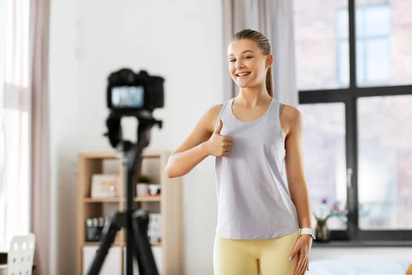 Adolescent fille ou blogueur enregistrement gymnase classe vidéo — Photo