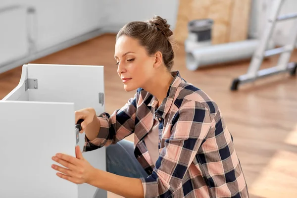 Frau baut Möbel zu Hause zusammen — Stockfoto