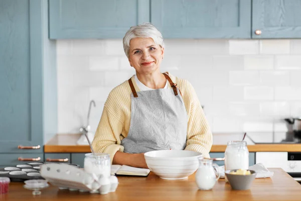 Boldog nő főzés étel a konyhában otthon — Stock Fotó