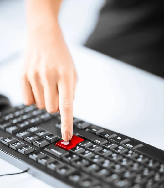 Hand indrukken rode knop met hart op toetsenbord — Stockfoto
