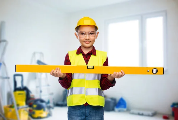 Ragazzo in casco da costruzione e gilet con livello — Foto Stock