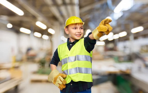 Niño con casco protector, guantes y chaleco de seguridad — Foto de Stock