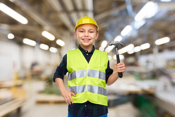 Niño en casco protector y chaleco con martillo — Foto de Stock