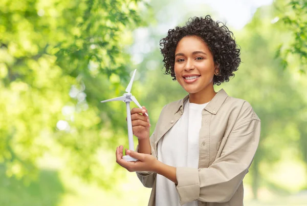 Donna felice che tiene turbina eolica giocattolo — Foto Stock