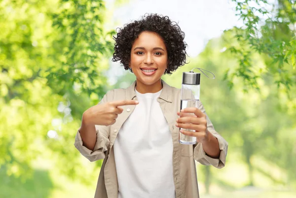 Šťastná žena s pitnou vodou ve skleněné láhvi — Stock fotografie