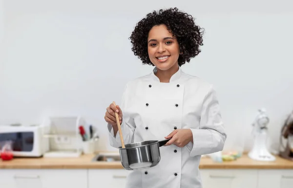 Feliz mujer sonriente chef con cacerola en la cocina —  Fotos de Stock