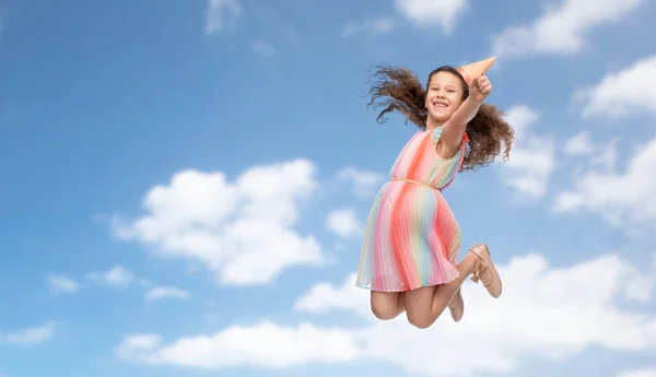 Sonriente niña en cumpleaños fiesta sombrero saltar —  Fotos de Stock