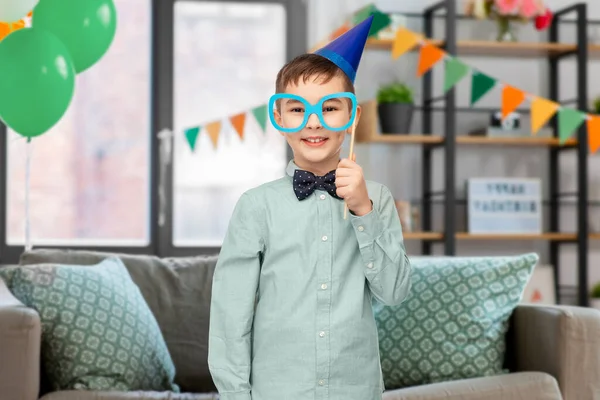 Fiú születésnapi party kalap szemüveggel otthon — Stock Fotó