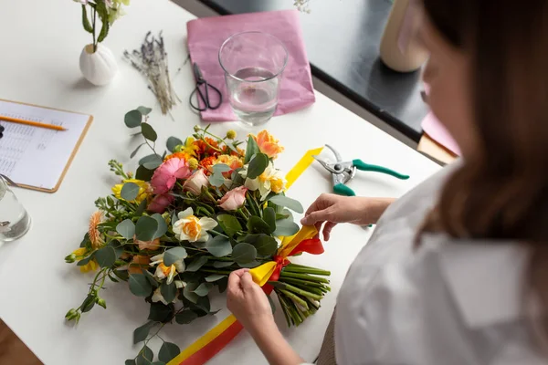 Mujer o artista floral haciendo ramo de flores — Foto de Stock