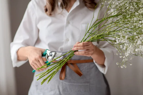 Woman cutting flower stem with pruning shears — Stock Photo, Image