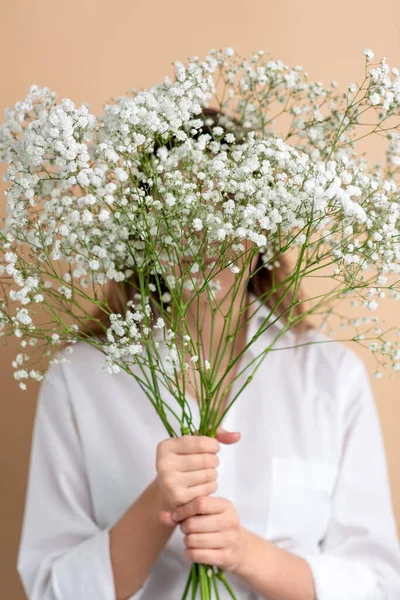 Retrato de mulher segurando monte de flores — Fotografia de Stock