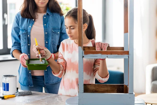 Madre e hija pintando mesa vieja en casa —  Fotos de Stock