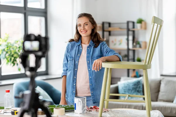 Femme ou blogueur montrant vieille chaise rénovation — Photo