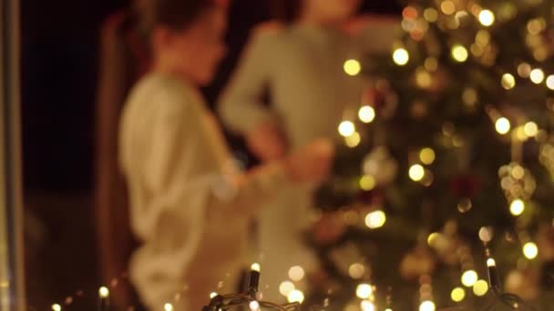 Filles heureuses décorant arbre de Noël à la maison — Video