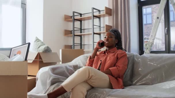 Mujer feliz llamando por teléfono mudándose a un nuevo hogar — Vídeo de stock